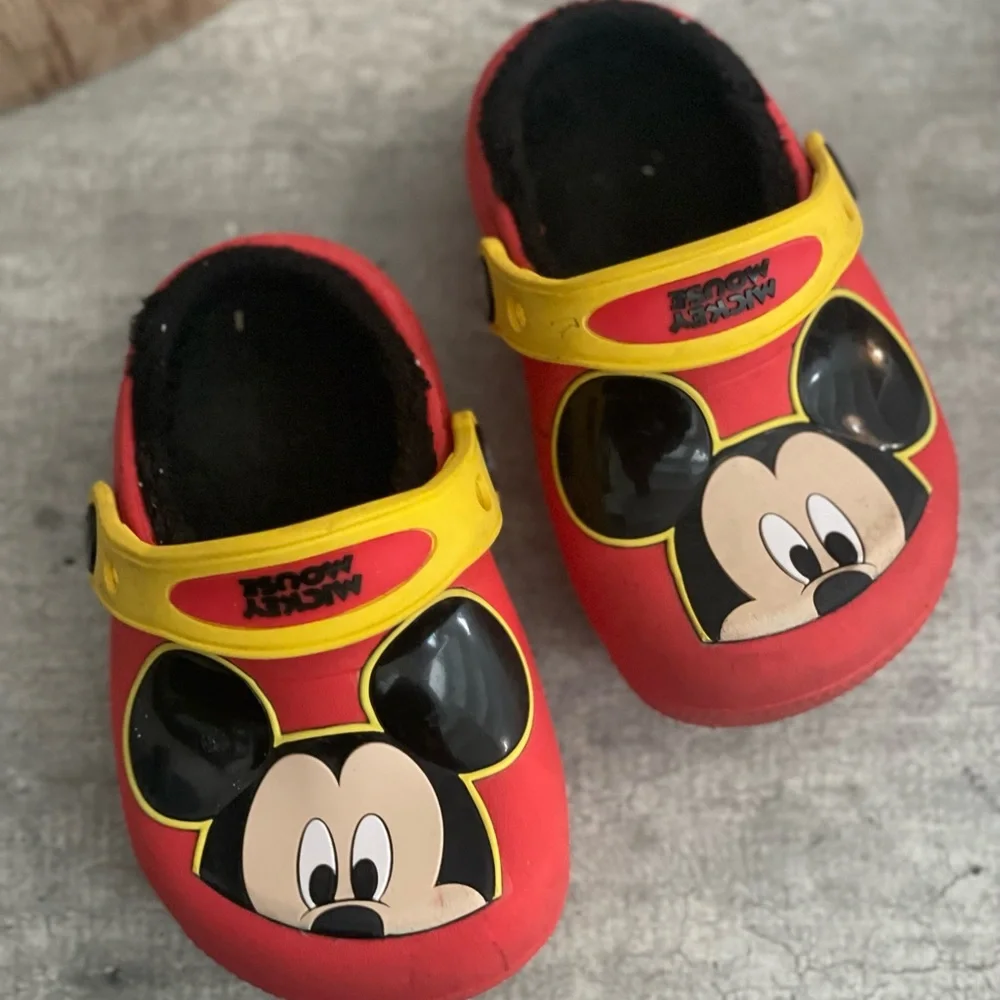 Crocs Mickey Mouse rare fleece lined baby Croc size 6